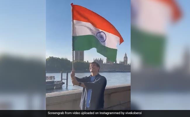 Happy Independence Day: ब्रिटिश संसद के बाहर विवेक ओबेरॉय के परिवार संग फहराया तिरंगा झंडा, कहा- 'सारे जहां से अच्छा हिंदुस्तान हमारा'