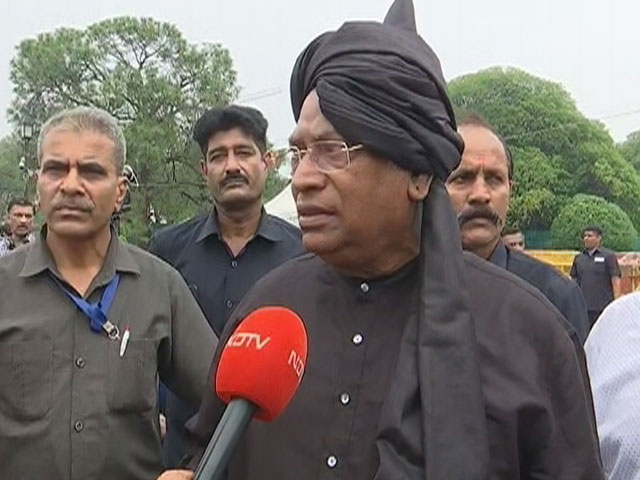 Mallikarjun Kharge's Protest Against Rising Prices - Black Turban And Kurta