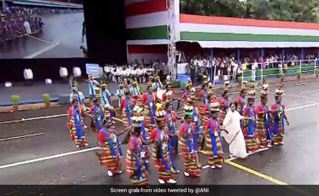 स्वतंत्रता दिवस समारोह में ममता बनर्जी ने लोक कलाकारों के साथ किया डांस, देखें VIDEO