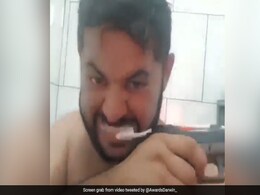 बंदूक से अपने दांतों को साफ करता है ये शख्स, Video देख अपना सिर पकड़ लेंगे आप बंदूक से अपने दांतों को साफ करता है ये शख्स, Video देख अपना सिर पकड़ लेंगे आप