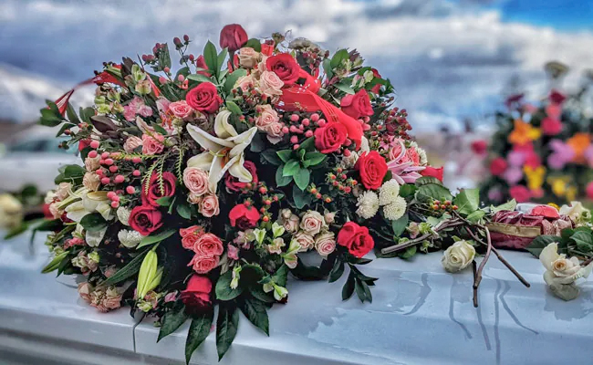 मौत के कुछ घंटों बाद ताबूत में बंद बच्ची फिर से हुई जिंदा, डॉक्टर्स ने मान लिया था डेड