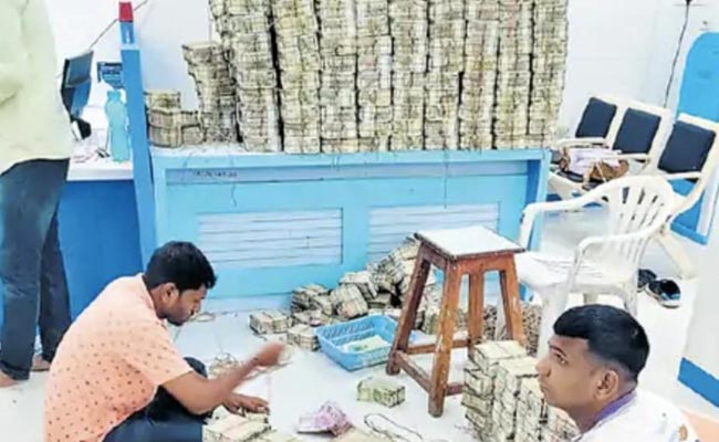 250 Tax Officials Dressed As "<i>Baaraati</i>", 120 Cars - Maharashtra Raid Plan