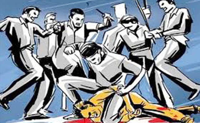 मुंबई में चोरी के शक में एक शख्स की पीट-पीटकर हत्या, 4 लोगों को हिरासत में लिया मुंबई में चोरी के शक में एक शख्स की पीट-पीटकर हत्या, 4 लोगों को हिरासत में लिया