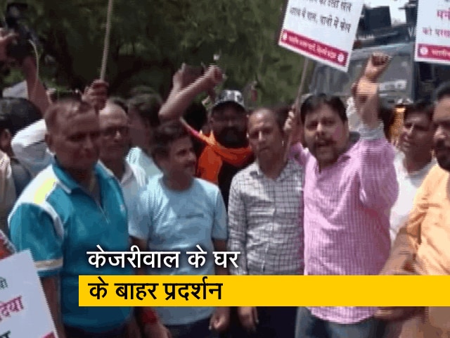 सीएम केजरीवाल के घर के बाहर बीजेपी कार्यकर्ताओं ने किया प्रदर्शन