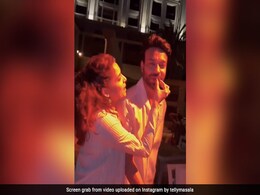 अंकिता लोखंडे ने दुबई में सेलिब्रेट किया पति विक्की जैन का बर्थडे, निक्की तंबोली भी आईं नजर, देखें VIDEO अंकिता लोखंडे ने दुबई में सेलिब्रेट किया पति विक्की जैन का बर्थडे, निक्की तंबोली भी आईं नजर, देखें VIDEO