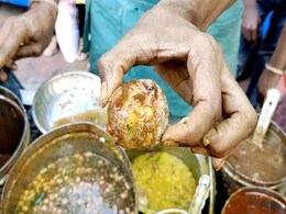 बेटी के पहले जन्मदिन पर पानी पूरी विक्रेता ने एक लाख एक हजार पानी पूरी मुफ्त खिलाईं बेटी के पहले जन्मदिन पर पानी पूरी विक्रेता ने एक लाख एक हजार पानी पूरी मुफ्त खिलाईं