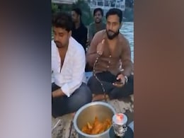 गंगा नदी में तैरती नाव पर पकाया था मांस, आरोपियों पर केस दर्ज, 3 हिरासत में गंगा नदी में तैरती नाव पर पकाया था मांस, आरोपियों पर केस दर्ज, 3 हिरासत में