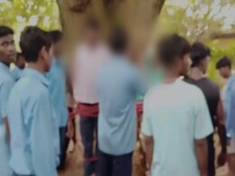 झारखंड : प्रैक्टिकल में नंबर कम आने पर गुस्साए छात्रों ने अध्यापकों को पेड़ से बांधकर पीटा, वीडियो वायरल झारखंड : प्रैक्टिकल में नंबर कम आने पर गुस्साए छात्रों ने अध्यापकों को पेड़ से बांधकर पीटा, वीडियो वायरल