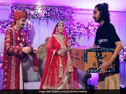 दूल्हे ने वरमाला के समय स्टेज पर दुल्हन को दिया अनोखा सरप्राइज़, वायरल हुई फोटो, देखकर यूजर्स को आया गुस्सा दूल्हे ने वरमाला के समय स्टेज पर दुल्हन को दिया अनोखा सरप्राइज़, वायरल हुई फोटो, देखकर यूजर्स को आया गुस्सा