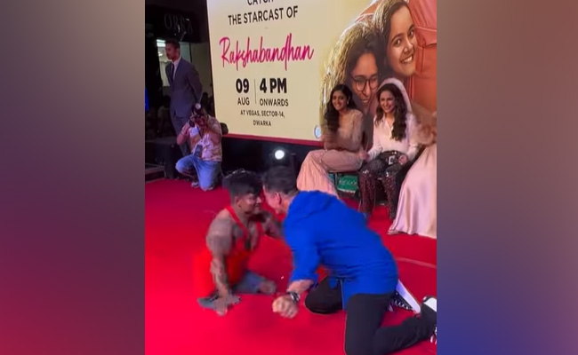 <i>Raksha Bandhan</i>: Akshay Kumar's Shout Out To Specially-Abled Fan - "Few Make Such An Impression"