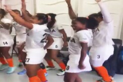 कांस्य जीतने के बाद ड्रेसिंग रूम में जमकर झूमी भारतीय महिला हॉकी टीम कांस्य जीतने के बाद ड्रेसिंग रूम में जमकर झूमी भारतीय महिला हॉकी टीम