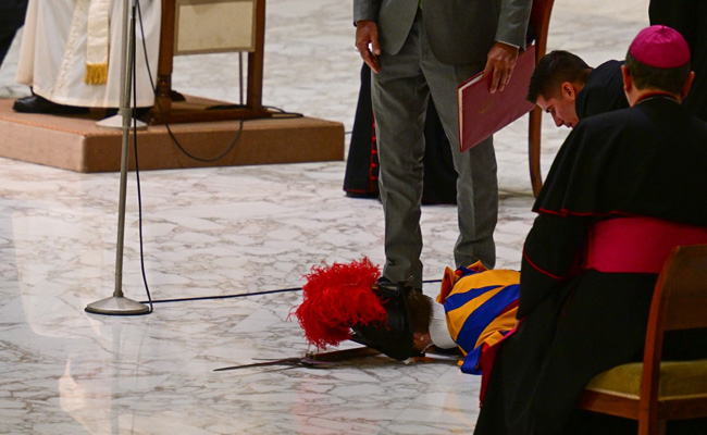 Swiss Guard Tasked To Protect Pope Francis, Faints During Weekly Audience