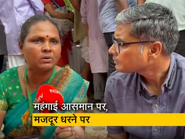 दिल्ली: मजदूरी के पैसे नहीं मिलने पर जंतर-मंतर में धरने पर बैठे मनरेगा मजदूर