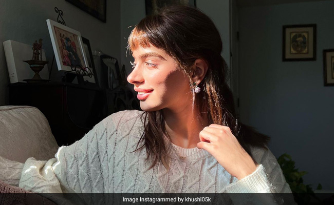 Khushi Kapoor's Sunkissed Pic Grabs Cousin Shanaya Kapoor's Attention