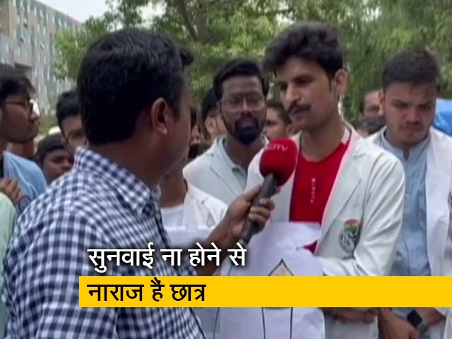 एम्स के छात्रों का बढ़ता जा रहा है आक्रोश, अनिश्चितकालीन भूख हड़ताल की तैयारी