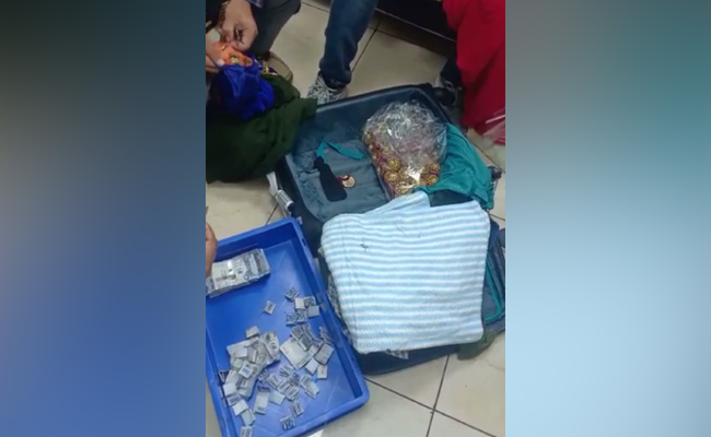 VIDEO : IGI एयरपोर्ट पर 'लहंगे' के बटन में 41 लाख रुपये की विदेशी मुद्रा ले जा रहा यात्री पकड़ाया