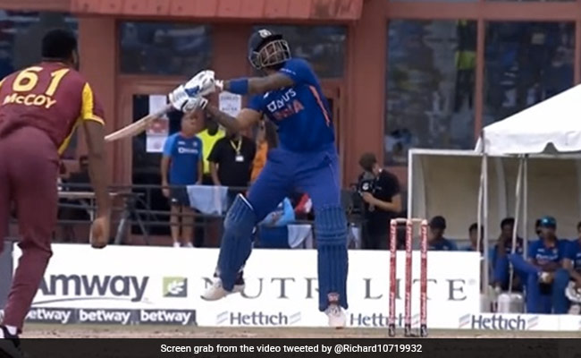 सूर्यकुमार यादव ने गेंदबाज को दिखाए दिन में तारे, हवा में उड़कर मारा 'हेलीकॉप्टर शॉट', देखकर कमेंटेटर भी चौंके- Video