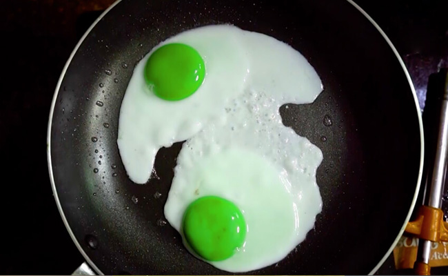 शीहाबुद्दीन की मुर्गियां हरी ज़रदी वाले अंडे देती हैं? इसके कारण जानकर हैरान हो रहे हैं लोग