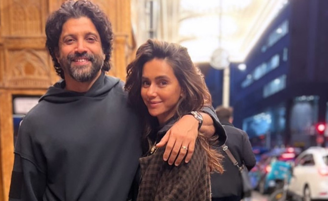 Farhan Akhtar Holds His "Checked Mate" Shibani Dandekar Close In This Pic From Australia