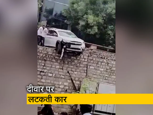 Video: हैदराबाद में हादसे के बाद हवा में लटकती कार