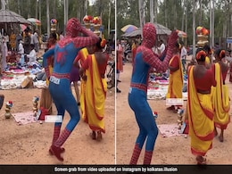 महिलाओं के साथ कूद-कूदकर नाचा स्पाइडर मैन, ढोल की धुन पर खूब लगाए ठुमके, हैरान होकर देखते रहे लोग महिलाओं के साथ कूद-कूदकर नाचा स्पाइडर मैन, ढोल की धुन पर खूब लगाए ठुमके, हैरान होकर देखते रहे लोग