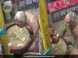 गाय-भैंसों की तरह नाद में भूसा खाता है ये शख्स, Video देख उड़ जाएंगे आपके होश गाय-भैंसों की तरह नाद में भूसा खाता है ये शख्स, Video देख उड़ जाएंगे आपके होश