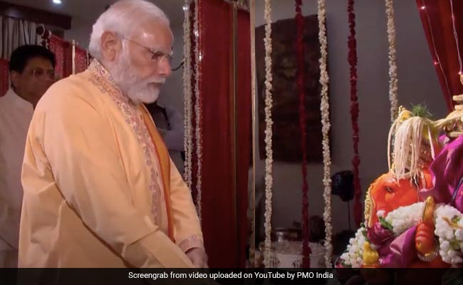 PM Performs '<i>Aarti</i>' at Minister Piyush Goyal's Home on Ganesh Chaturthi