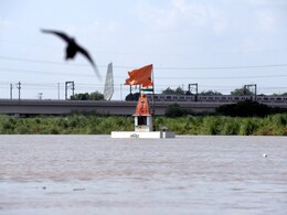 Delhi Man Jumps Into Yamuna After Fight With Wife, Rescued By Boatmen: Cops Delhi Man Jumps Into Yamuna After Fight With Wife, Rescued By Boatmen: Cops