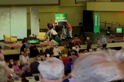 Video: सलमान रुश्दी पर न्यूयॉर्क में हमला, घायल होने के बाद अधिकारियों ने संभाला Video: सलमान रुश्दी पर न्यूयॉर्क में हमला, घायल होने के बाद अधिकारियों ने संभाला