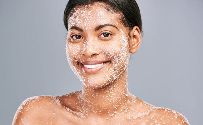 चेहरे से डेड स्किन सेल्स हटाने के लिए चीनी से बनाया जा सकता है स्क्रब, इन 3 Sugar Scrubs से निखर जाएगी त्वचा 