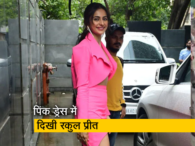 मुंबई : रकुल प्रीत ने पिंक ड्रेस में ढाया कहर, शटरबग्स के लिए पोज दिए