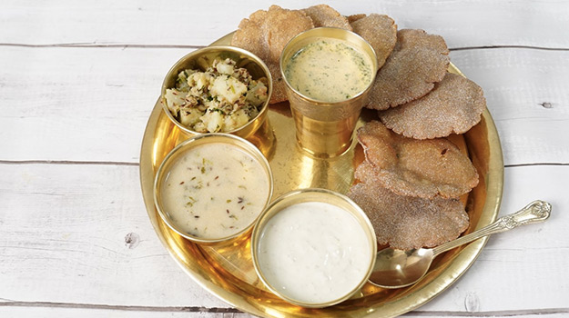 Navratri 2025 Vrat Recipe: बिना तेल के बनाएं व्रत में खाई जाने वाली ये रेसिपी, हेल्दी और टेस्टी हैं ये फूड्स