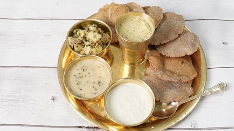 Navratri 2025 Vrat Recipe: बिना तेल के बनाएं व्रत में खाई जाने वाली ये रेसिपी, हेल्दी और टेस्टी हैं ये फूड्स