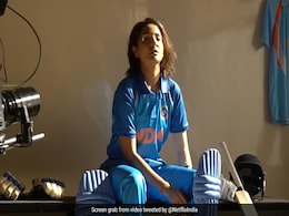 पैरों में पैड और हाथ में बल्ला, छोटे बालों के साथ क्रिकेट खेलने चली अनुष्का शर्मा, देखें 'चकदाह एक्सप्रेस' का ये खास शूटिंग टीजर पैरों में पैड और हाथ में बल्ला, छोटे बालों के साथ क्रिकेट खेलने चली अनुष्का शर्मा, देखें 'चकदाह एक्सप्रेस' का ये खास शूटिंग टीजर