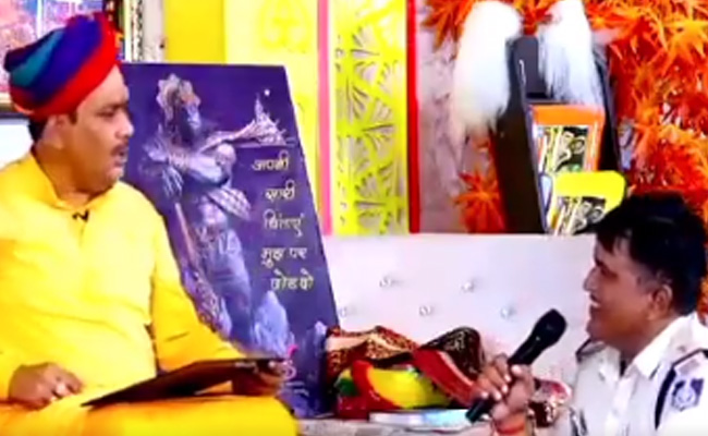 हत्या की गुत्थी सुलझाने 'बाबा' पंडोखर सरकार के दरबार में पहुंचा ASI, VIDEO VIRAL होने के बाद सस्पेंड