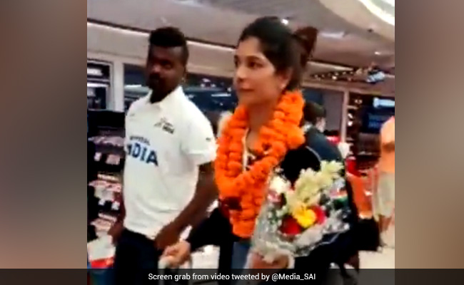 बर्मिंघम कॉमनवेल्थ से गोल्ड मेडल लाने वाली निकहत जरीन एयरपोर्ट पर का शानदार स्वागत, देखिए VIDEO