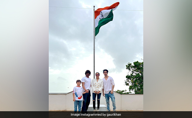 Shah Rukh Khan Hoisted The Flag At Mannat With Gauri, Aryan And AbRam