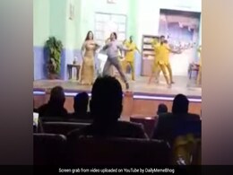 डांसर्स के बीच जमीन पर लेट-लेटकर अंकल ने किया ऐसा डांस हैरान रह गए लोग, बोले- नोरा का टाइम खत्म...Video वायरल  डांसर्स के बीच जमीन पर लेट-लेटकर अंकल ने किया ऐसा डांस हैरान रह गए लोग, बोले- नोरा का टाइम खत्म...Video वायरल