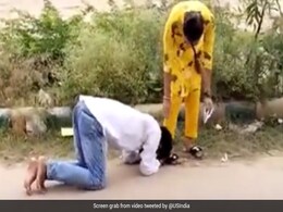 पैरों पर गिरकर वोट मांगते नज़र आए छात्रनेता, लोग बोले- अभी ये हाल है तो आगे क्या होगा ? पैरों पर गिरकर वोट मांगते नज़र आए छात्रनेता, लोग बोले- अभी ये हाल है तो आगे क्या होगा ?