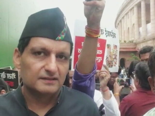 कांग्रेसी सांसदों ने महंगाई के विरोध में काले कपड़ों में किया प्रदर्शन, सरकार पर साधा निशाना 