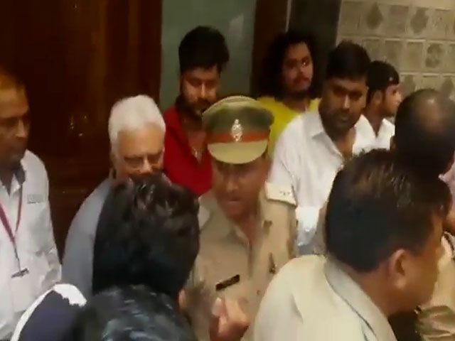 महिला से अपशब्‍द कहने वाले नेता के समर्थकों का बवाल, पीड़िता का घर तलाशने पहुंचे