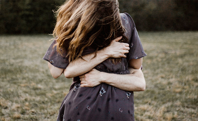 ऑफिस सहकर्मी ने महिला को इतनी ज़ोर से लगाया गले, टूट गईं 3 पसलियां