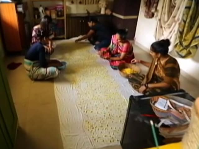 Video: वेस्ट टू वेल्थ: मंदिर के कचरे को ऐसे 'खजाने' में बदला