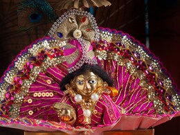 सोम चंद्रिका पोशाक क्या है जिसे जन्माष्टमी पर पहनेंगे कान्हा जी, अलौकिक दिखेगा ठाकुर जी का रूप 