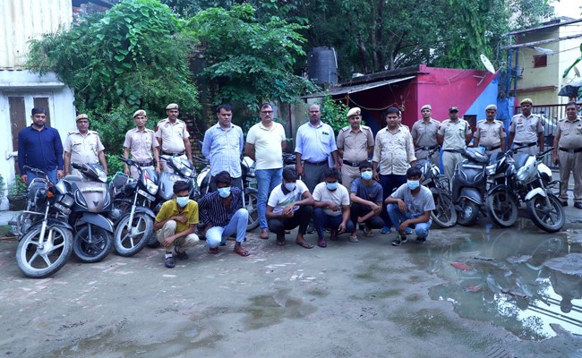दिल्ली : पुलिस की 4 टीमों ने मिलकर 6 वाहन चोरों को अलग-अलग जगह से दबोचा, चोरी के 16 दोपहिया वाहन बरामद