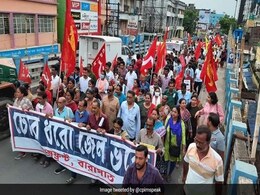 बंगाल : स्कूलों में शिक्षक-कर्मचारी भर्ती घोटाले का विरोध, कोलकाता में निकली रैली बंगाल : स्कूलों में शिक्षक-कर्मचारी भर्ती घोटाले का विरोध, कोलकाता में निकली रैली