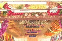 गुरु ग्रंथ साहिब जी के पहले प्रकाश पर्व पर फूलों से सजा Golden Temple गुरु ग्रंथ साहिब जी के पहले प्रकाश पर्व पर फूलों से सजा Golden Temple