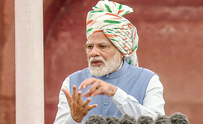 PM Modi Ditches Teleprompter, Uses Paper Notes For Independence Day Speech