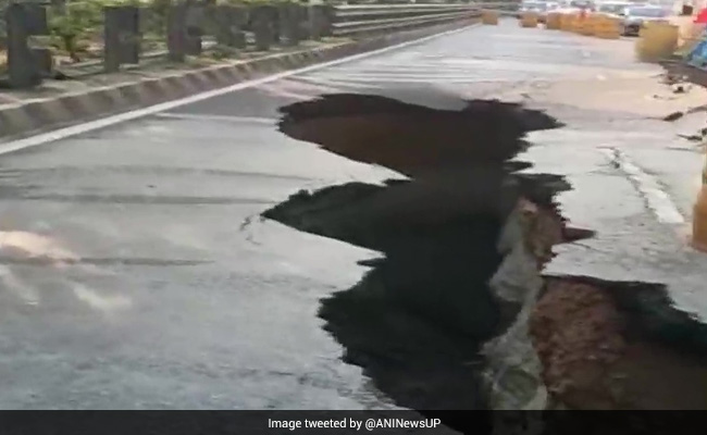 Huge Sinkhole On Noida-Greater Noida Expressway. Underpass Being Made Below