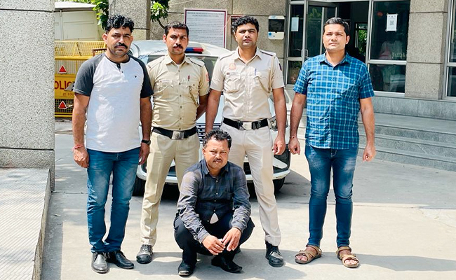 नवजात शिशुओं को बेचने का गैंग चला रहा था डॉक्टर, बच्ची की मां समेत धरा गया